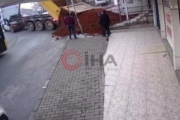 Sultanbeyli’de kiracısından fazlan kira isteyen dükkan sahibi, dükkanın önüne kamyonla kum döktürdü