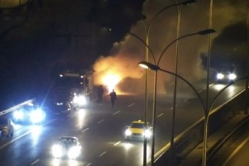 Sultanbeyli’de otomobil alev alev yandı