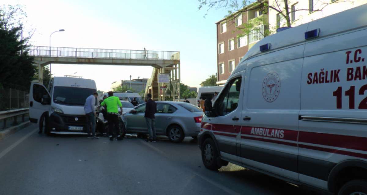 Sultanbeyli'de servis minibüsüyle otomobil kafa kafaya çarpıştı: 1 yaralı