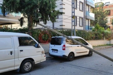 Sultanbeyli'de tüp yüklü kamyonun çarptığı direk park halindeki otomobilin üzerine devrildi