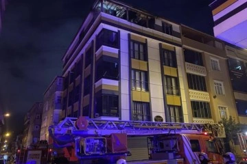 Sultangazi'de 4 katlı binanın çatı katı alev alev yandı