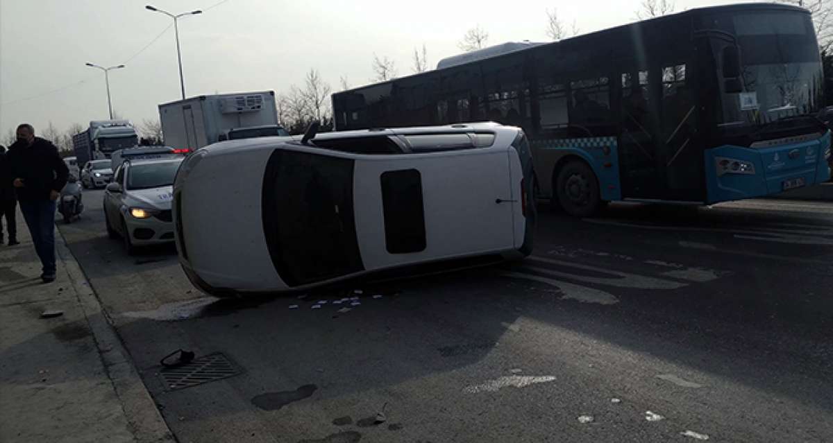 Sultangazi'de araç takla attı, kaza nedeniyle trafik oluştu