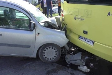 Sultangazi’de bir araç, durakta yolcu alan İETT otobüsüne çarptı: 1’i ağır 3 yaralı