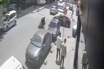 Sultangazi'de feci kaza kamerada: Motosikletlinin kaskı kafasından fırladı