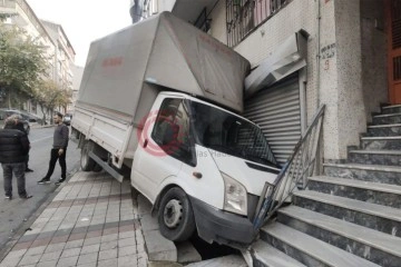 Sultangazi'de freni boşalan kamyonet binaya çarptı