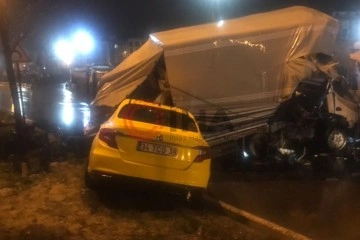 Sultangazi&rsquo;de kamyon ticari taksinin &uuml;st&uuml;ne devrildi: 3 yaralı