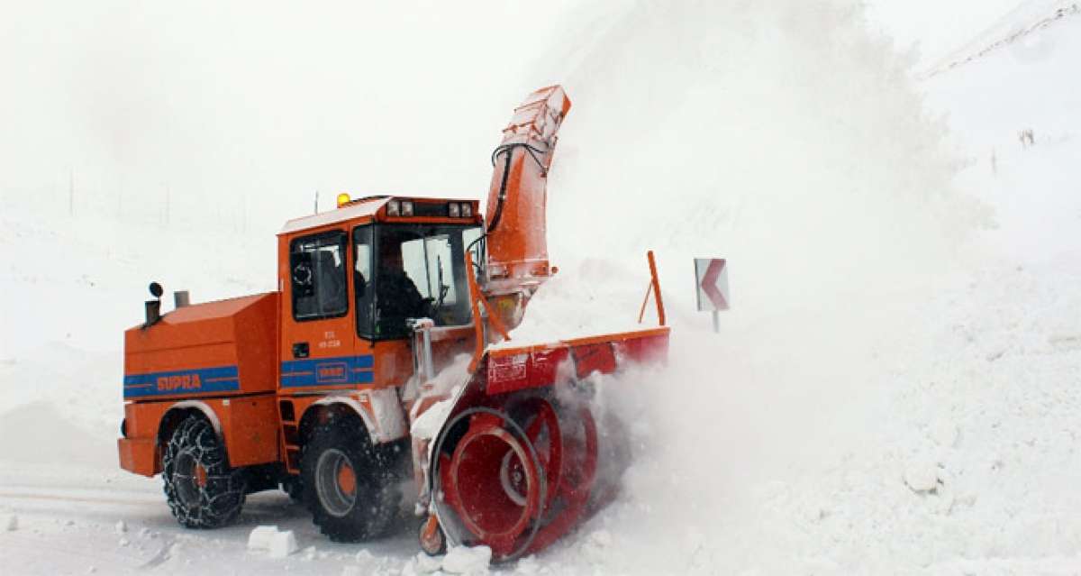 Sultangazi'de karla mücadele ekipleri aralıksız çalışıyor