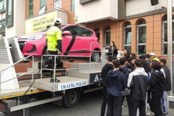 Sultangazi'de öğrencilere simülasyon eşliğinde emniyet kemerinin önemi anlatıldı
