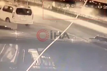 Sultangazi'de polis aracı yolun karşısına geçmeye çalışan genç kıza çarptı