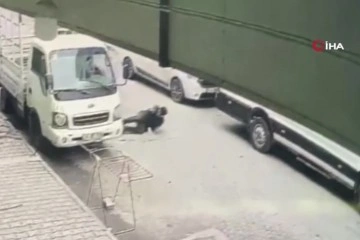Sultangazi'de sokak ortasında silahlı saldırı anı kamerada