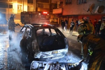 Sultangazi'de söndürme çalışmaları sırasında otomobilin patladığı anlar kamerada