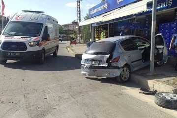 Sungurlu'da tır otomobile çarptı: 4 yaralı