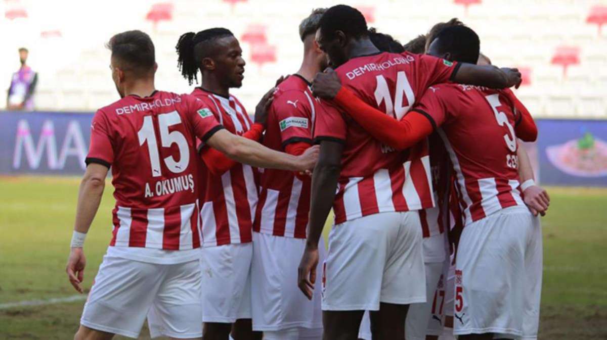 Süper Lig'in 30. hafta maçında Sivasspor, sahasında Fatih Karagümrük'ü 1-0 yendi
