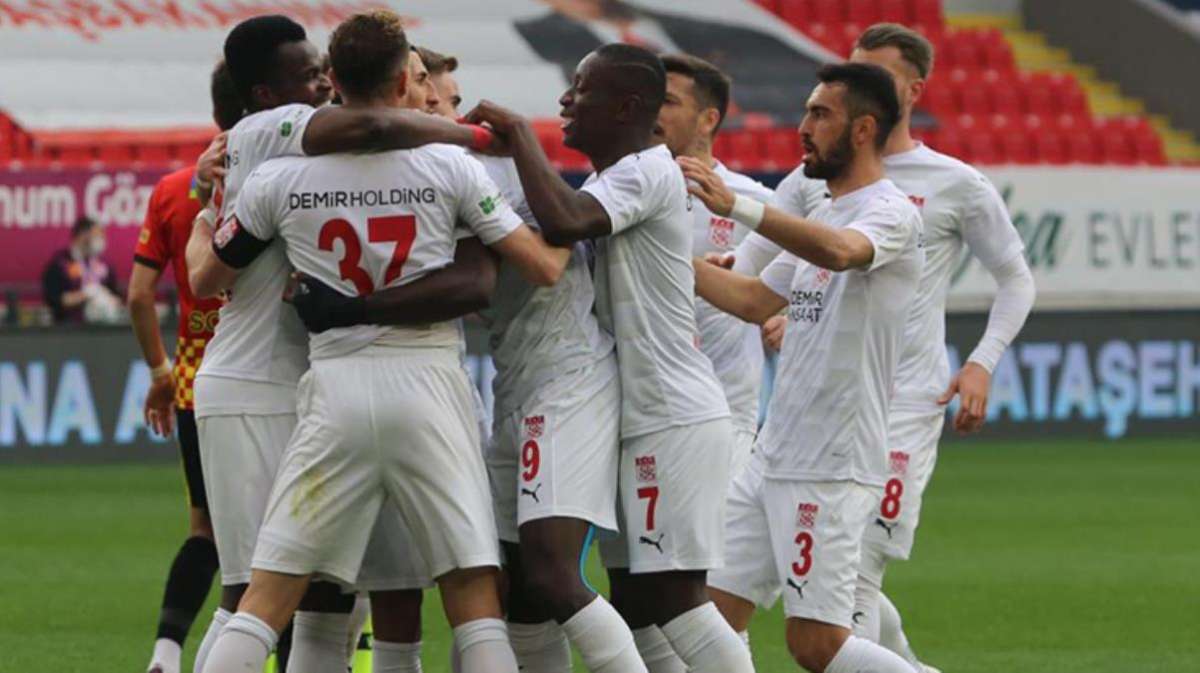 Süper Lig'in 31. haftasında Sivasspor, deplasmanda Göztepe'yi 5-3 yendi