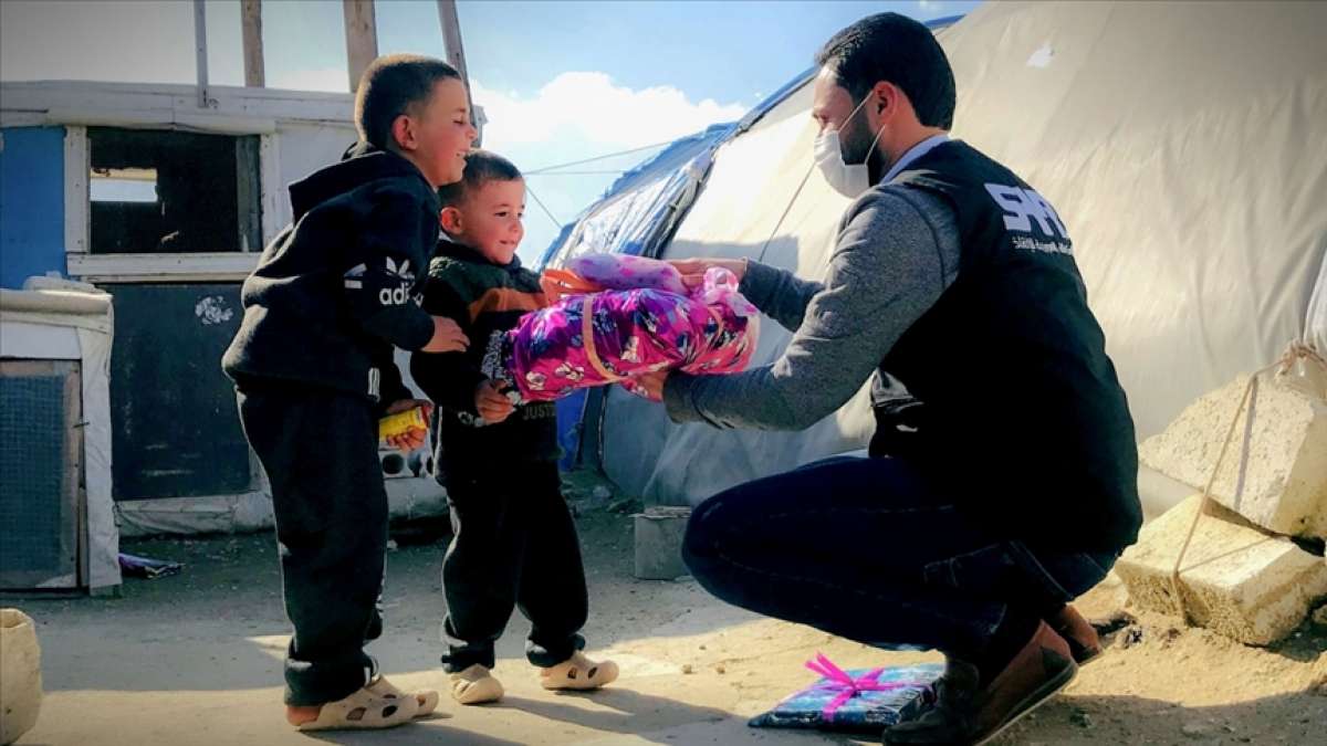 Suriye'de çadır kentlerde yaşayan çocuklara mont yardımı yapıldı
