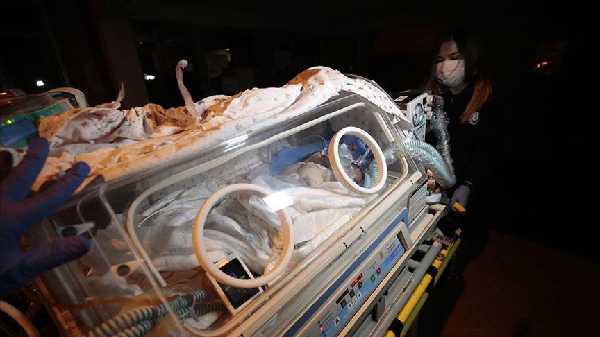 Suriye’de dünyaya gelen siyam ikizleri ambulans uçakla Ankara’ya getirildi