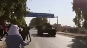 Suriye'de terör örgütü YPG/PKK işgalindeki Tel Temir beldesinde Rus askeri konvoyu taşlandı
