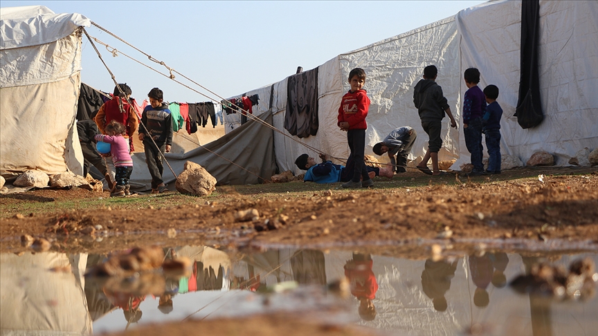Suriye'de yerinden edilmiş aileler korunaksız çadırlarda 'briket ev' hayaliyle yaşıyo