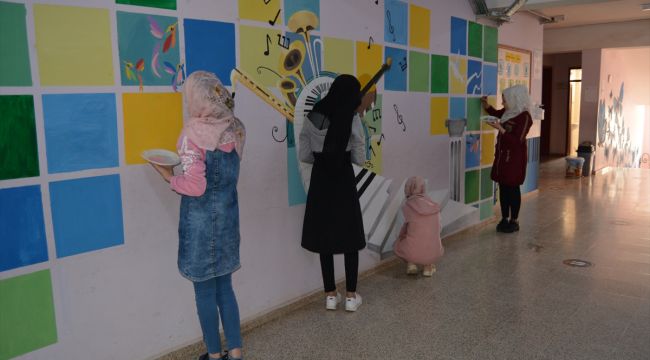 Suriyeli öğrenciler savaşın acısını resim yaparak unutuyor 
