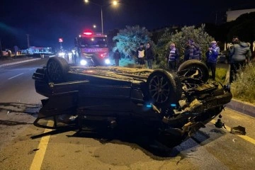 S&uuml;r&uuml;c&uuml;s&uuml;n&uuml;n direksiyon hakimiyetini kaybettiği otomobil takla attı