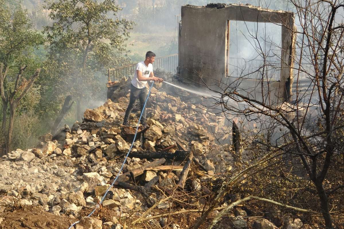 Sütçüler'deki yangında 15 ev zarar gördü, 10 kişi dumandan etkilendi
