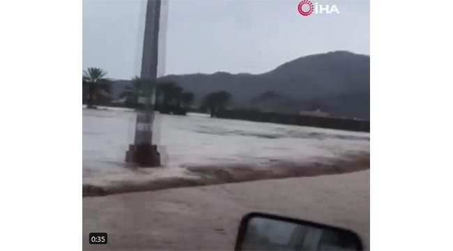  Suudi Arabistan'da sel felaketi: Araçlar sular altında kaldı