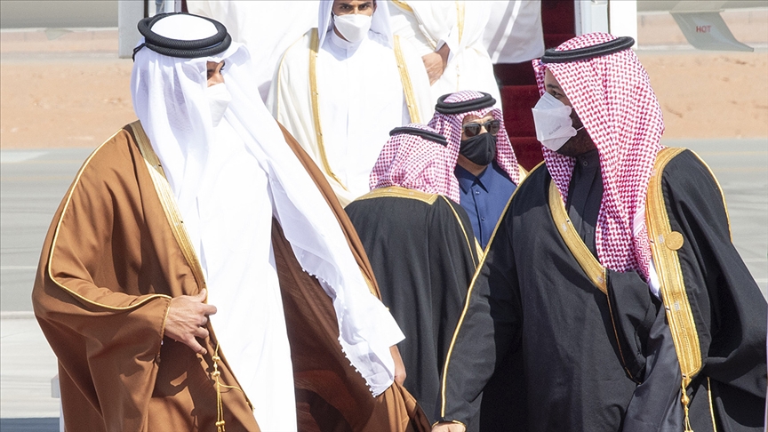 Suudi Arabistan Veliaht Prensi'nden Katar Emiri'ne sıcak karşılama