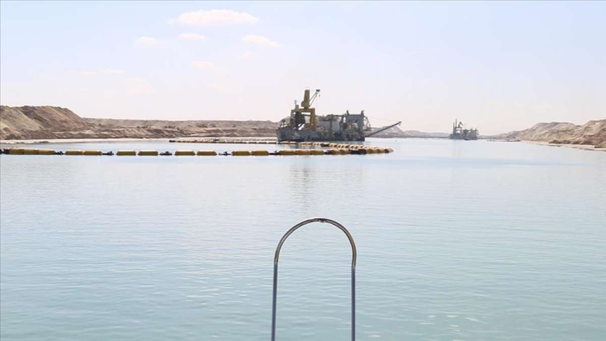 Süveyş Kanalı'nda karaya oturan geminin yüzdürülmesi için dip tarama çalışmaları yürütülüyor