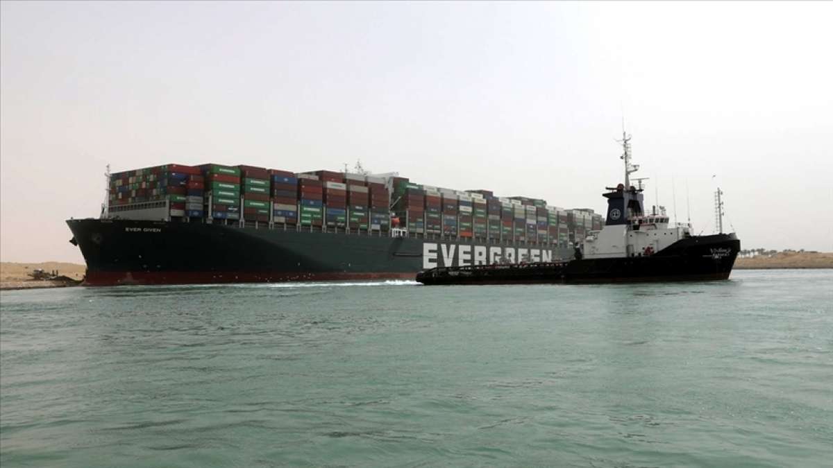 Süveyş Kanalı'nda karaya oturan yük gemisini kurtarma çalışmaları sürüyor