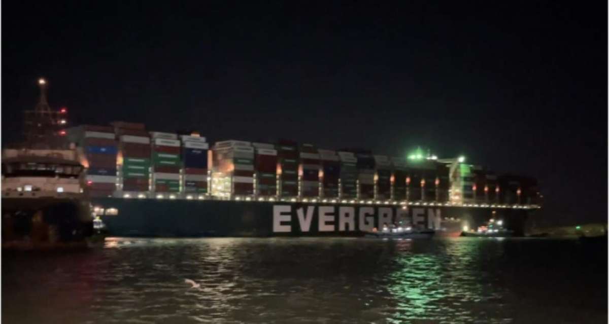 Süveyş Kanalı'nı tıkayan geminin hareket etmesi için çalışmalar sürüyor