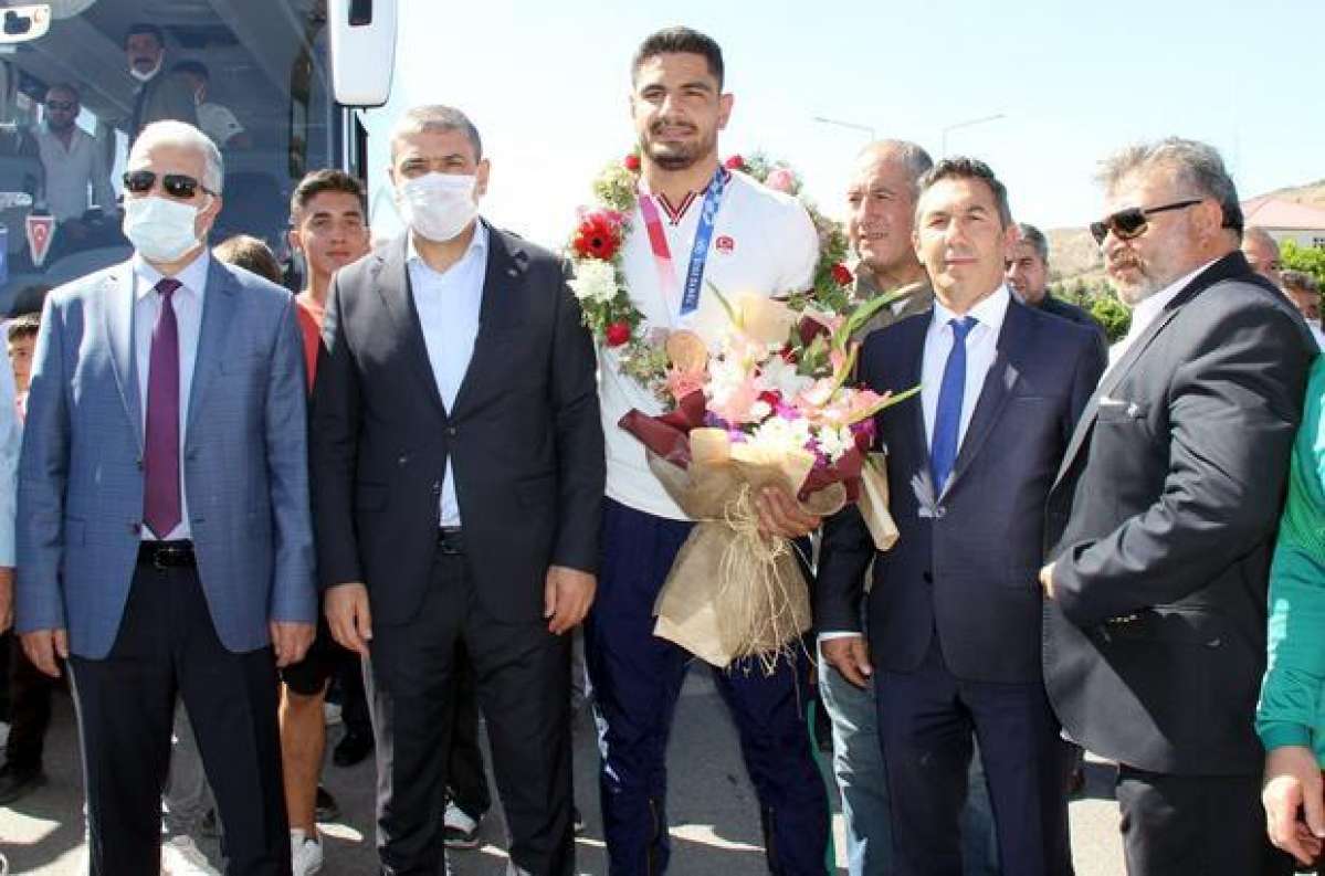 Taha Akgül, memleketi Sivas'ta çiçeklerle karşılandı