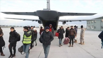 Tahliye talebinde bulunan 32 depremzede TSK’nın kargo uçağıyla İstanbul’a getirildi