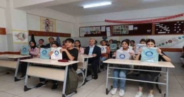 Tahmazoğlu’ndan öğrencilere 120 bin tişört