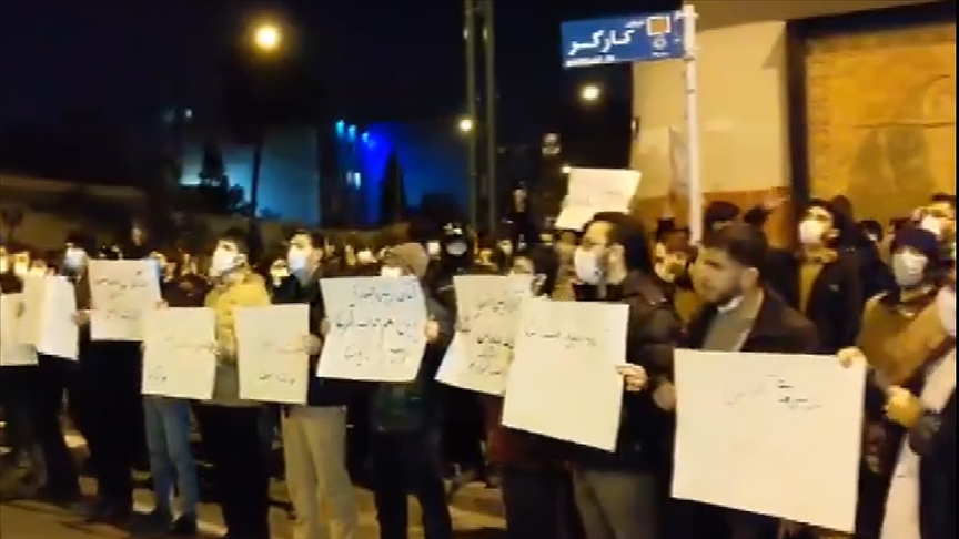 Tahran'da öğrenciler İranlı nükleer fizikçiye suikastın ardından gösteri düzenledi