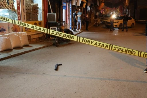 Takip ettiği şahsı ayağından vurdu, kaskı ve silahı düşürüp kaçtı