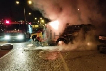 Takla atıp sürüklenen kamyonet yandı, sürücüyü polis kurtardı