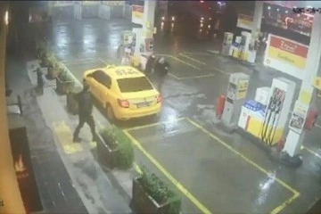 Taksi ücretini ödemedikleri yaşlı şoföre böyle saldırdılar