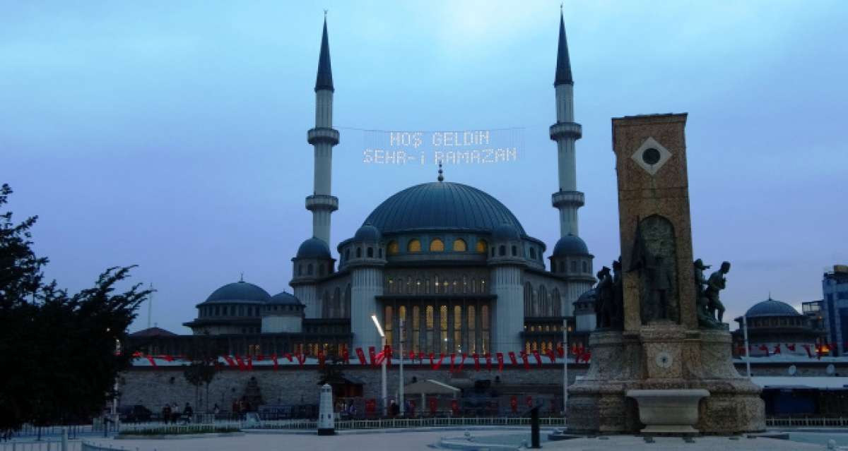 Taksim Camii mahyalar ile süslendi