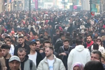 Taksim İstiklal Caddesi'nde hafta sonu yoğunluğu