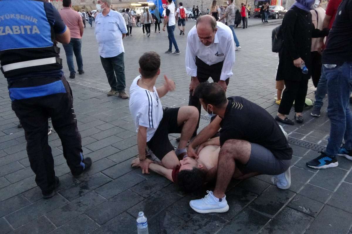 Taksim Meydanı'nda yere yığılan kalp hastası gence vatandaşlar müdahale etti
