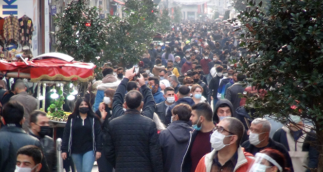 Taksim’de koronavirüse rağmen oluşan kalabalık dikkat çekti