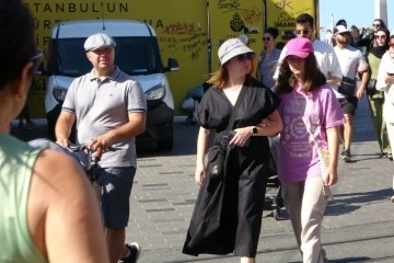 Taksim'de sıcaktan bunalan vatandaşlar şemsiye ile gezdi