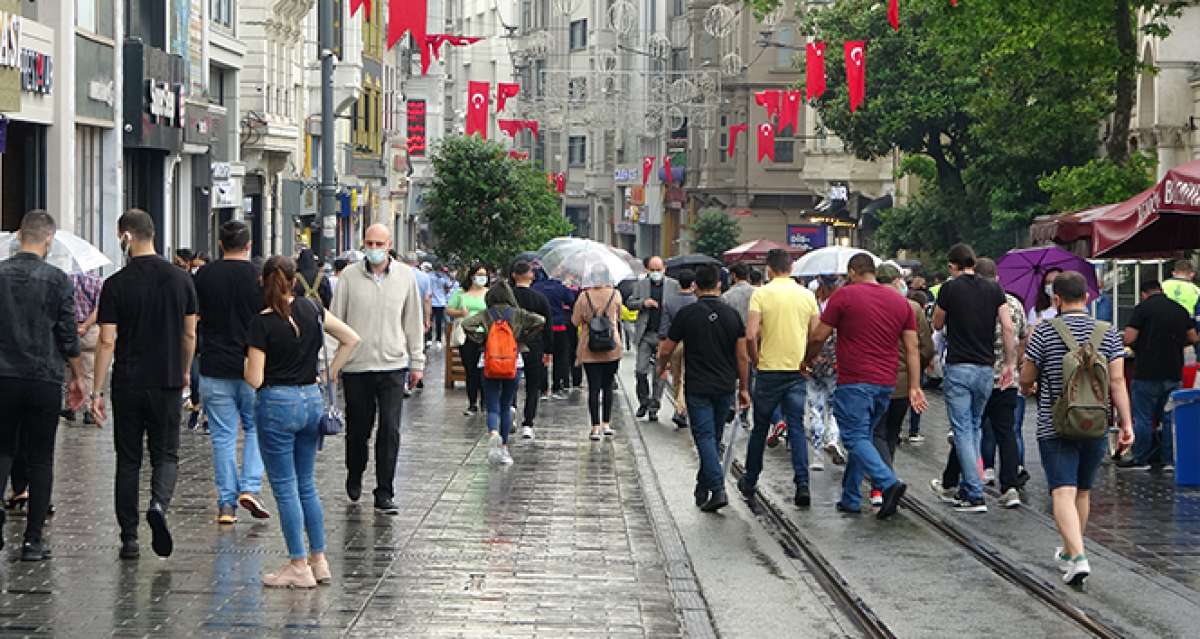 Taksim'de yağmur zor anlar yaşattı