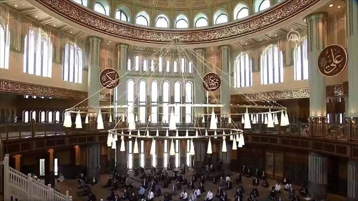 Taksim'e yapılan cami kılınan cuma namazıyla ibadete açıldı