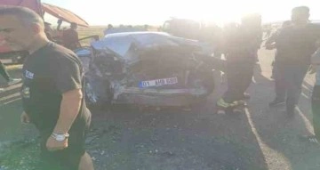 Tali yoldan çıkan traktör ile otomobil çarpıştı: 1’i çocuk 5 yaralı