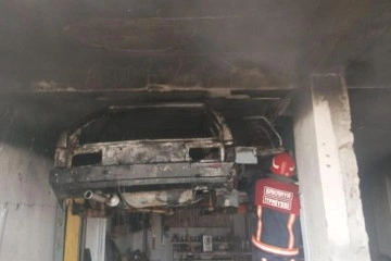 Tamire getirilen otomobile kaynak yapmak istedi, d&uuml;kkanı k&uuml;l oldu