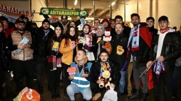 Taraftarlar, Trabzonspor-Basel ma&ccedil;ına oyuncaklarla geldi