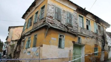 Tarihi ev 3.7 şiddetindeki depremde yıkıldı! Eltilere komşuları sahip çıktı
