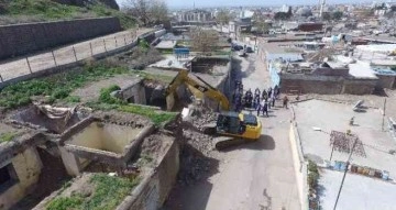 Tarihi Siverek Kalesi’nin eteğindeki kamulaştırılan binaların yıkımına başlandı