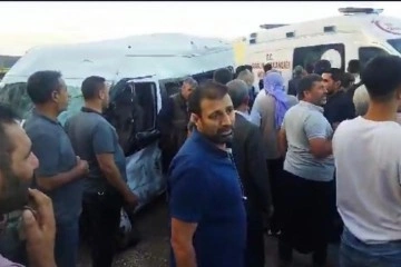 Tarım işçilerini taşıyan minibüs tırla çarpıştı: 21 yaralı